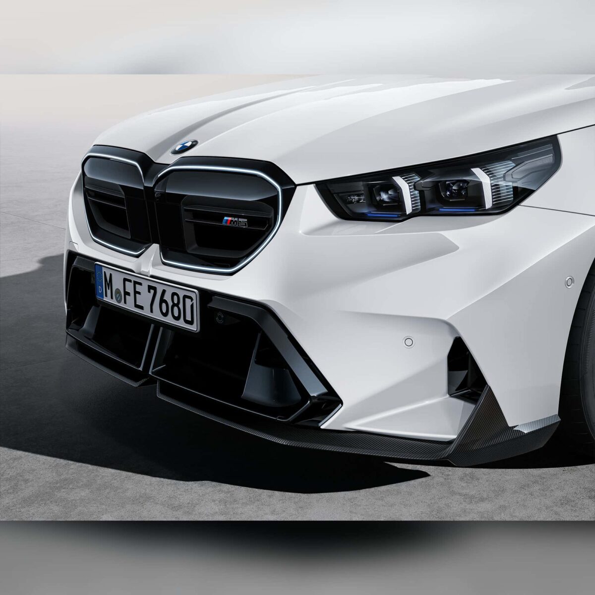 OEM BMW M Performance Front Carbon fiber splitter set 51115A7D671, 51115A7D672 on a BMW G90 M5
