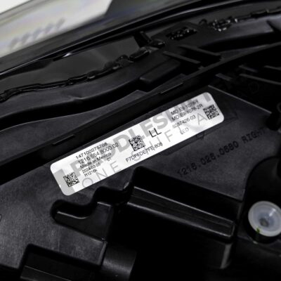 Nahaufnahme Etikett OEM BMW G87 M2 Adaptive LED-Scheinwerfer EU Spec Links LHD 63118087425