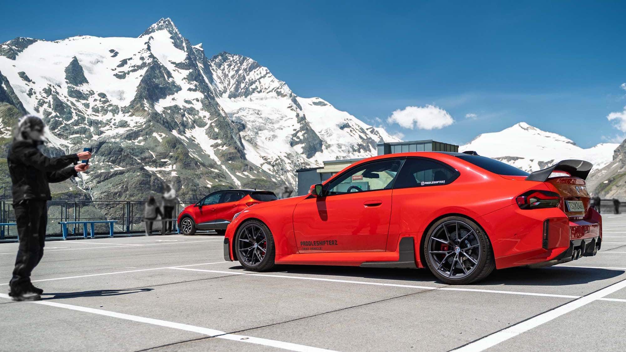 PaddleShifterz Coverbild mit einem toronto roten BMW G87 M2 in den Bergen mit M Performance Teilen