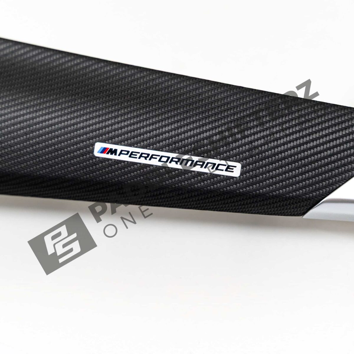 OEM BMW M Performance LCI Carbon Kit - 51459642614 Nahaufnahme des M Performance Logos