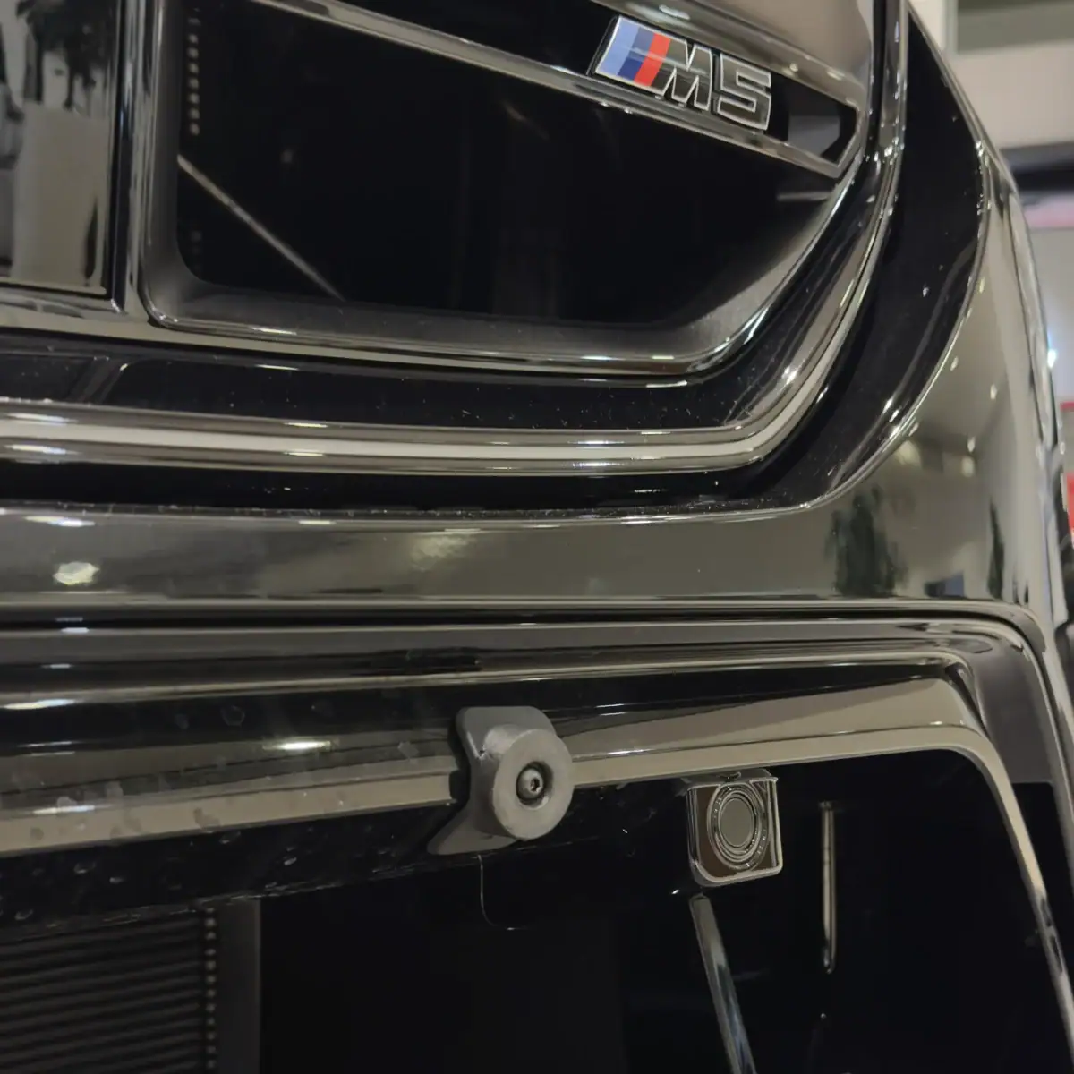 Magnetic license plate holder for BMW G90, G99 M5 - front - Imagen 3