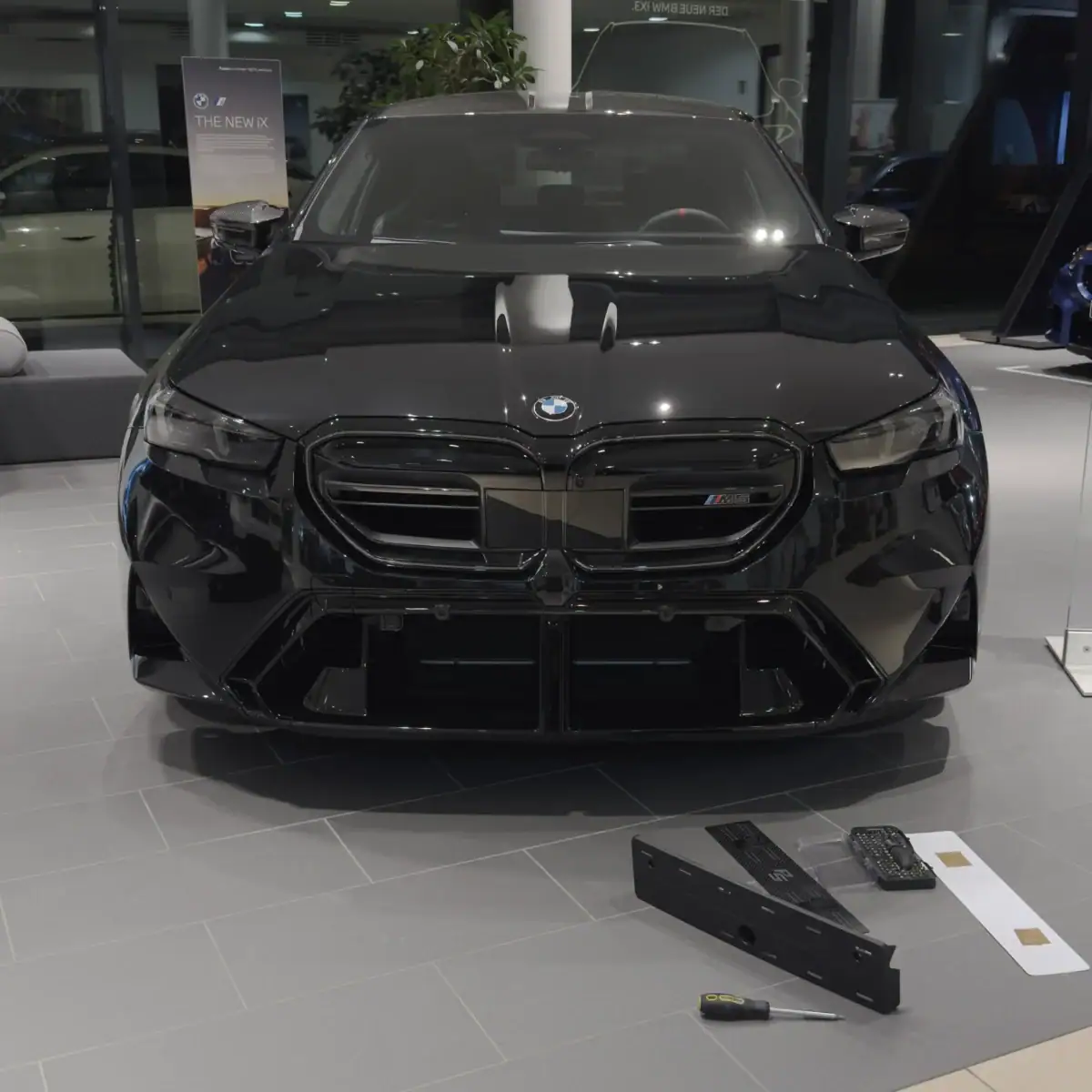 Magnetic license plate holder for BMW G90, G99 M5 - front - Imagen 2